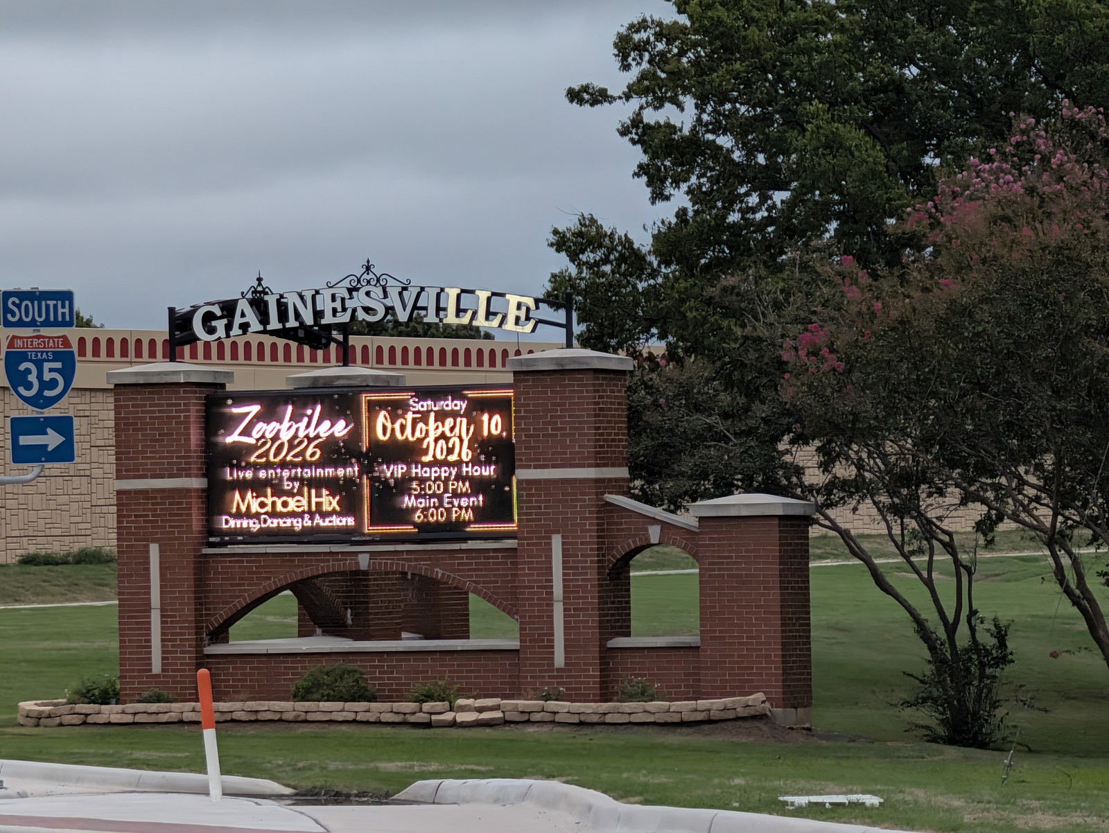 The brick "Gainesville" marquee at I-35 and California Street announcing Zoobilee 2026 on Saturday, Oct. 10, with an I-35 South sign beside it.