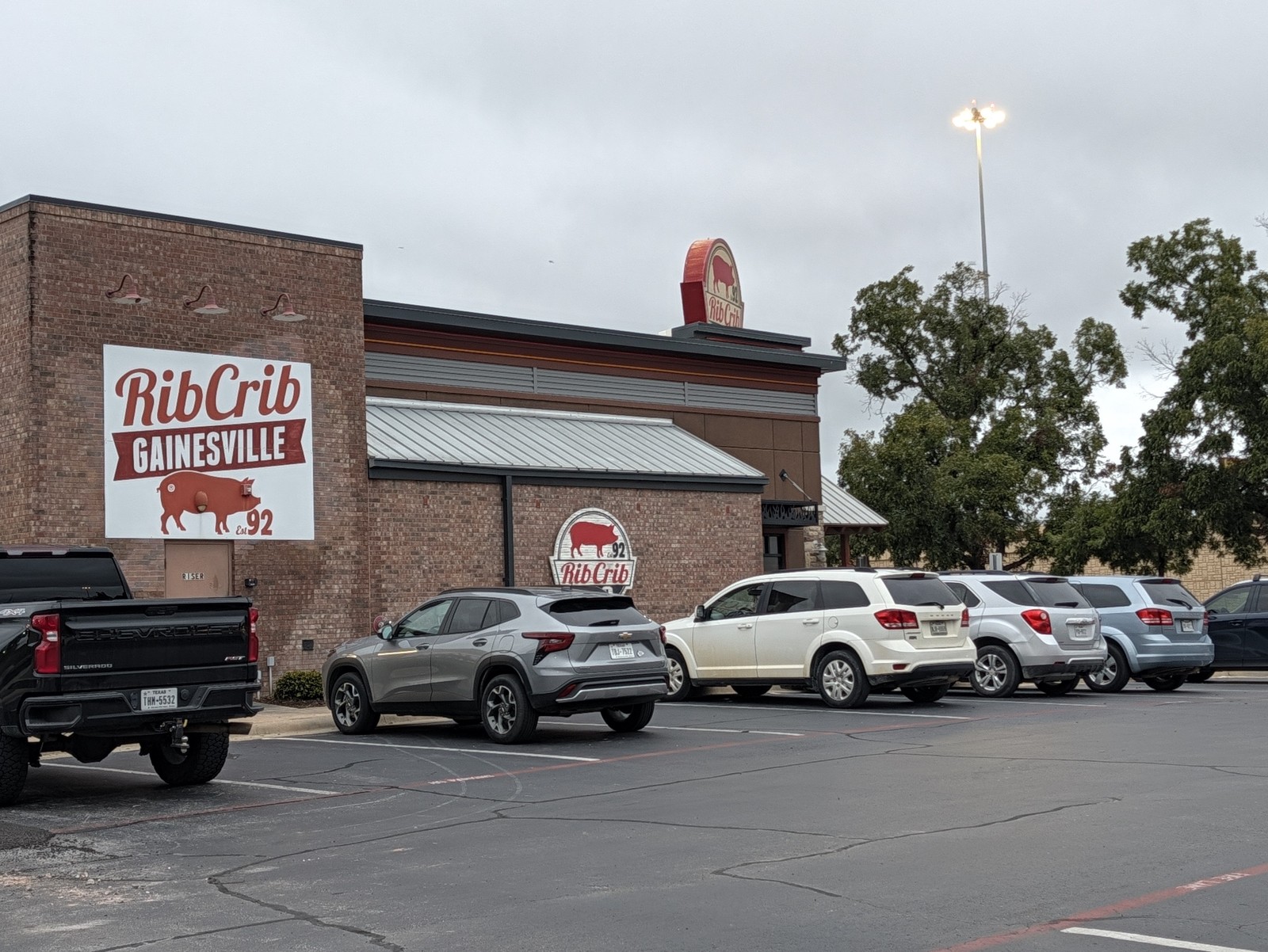 The brick Rib Crib BBQ building and its Gainesville sign beside the I-35 frontage road.