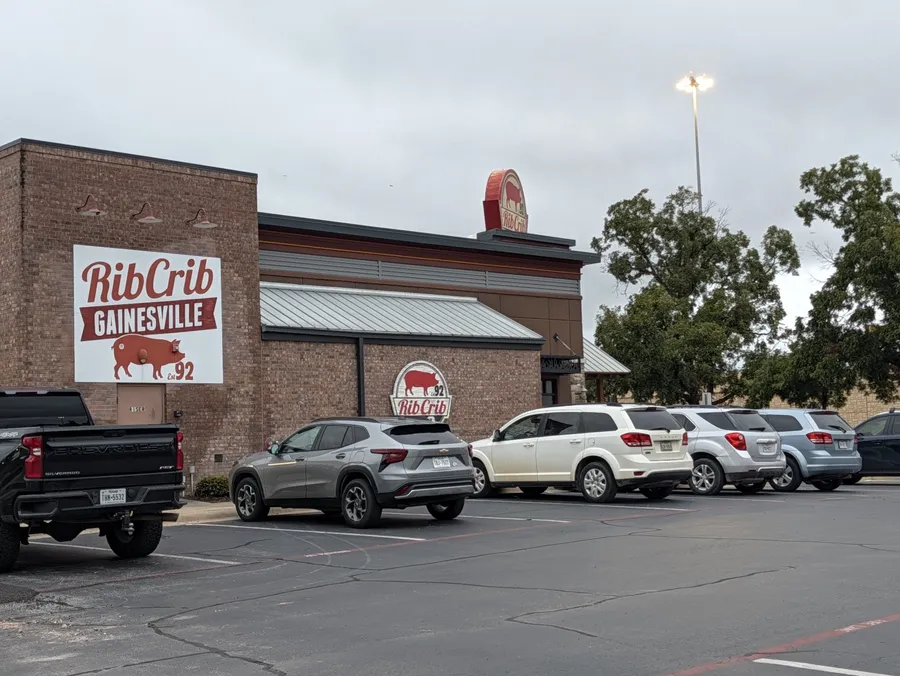 The brick Rib Crib BBQ building and its Gainesville sign beside the I-35 frontage road.