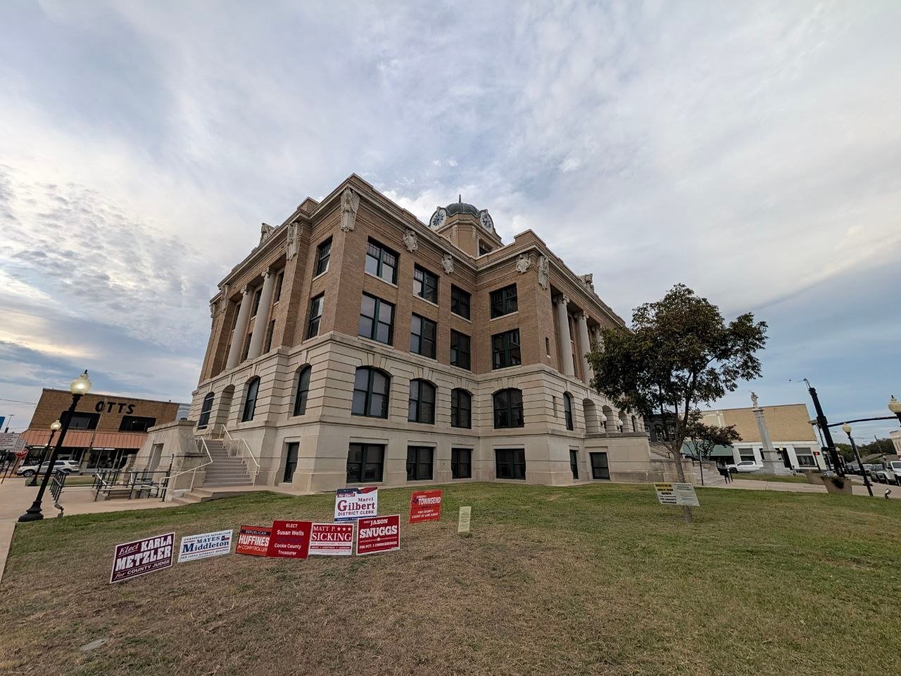 Campaign signs on the Cooke County Courthouse lawn before the Nov. 3, 2026 election.