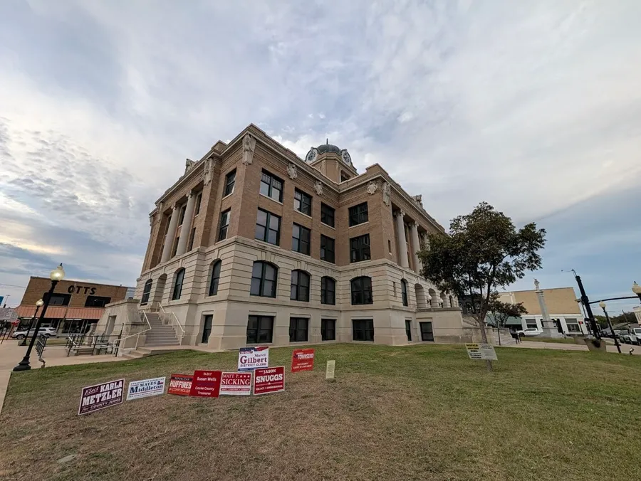Campaign signs on the Cooke County Courthouse lawn before the Nov. 3, 2026 election.