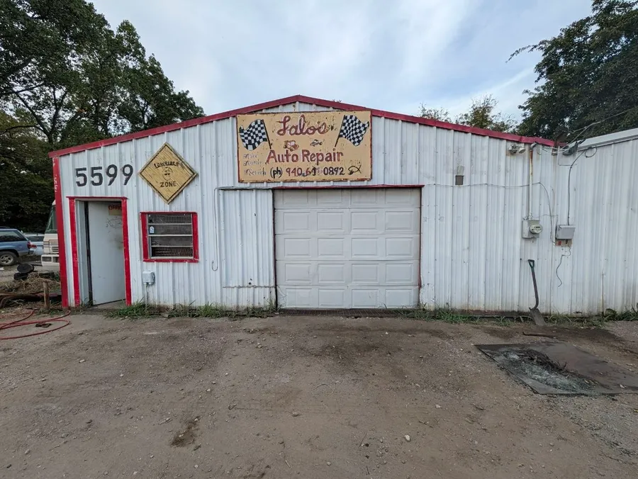 The front of Lalo's Auto Repair at 5599 E US Highway 82.